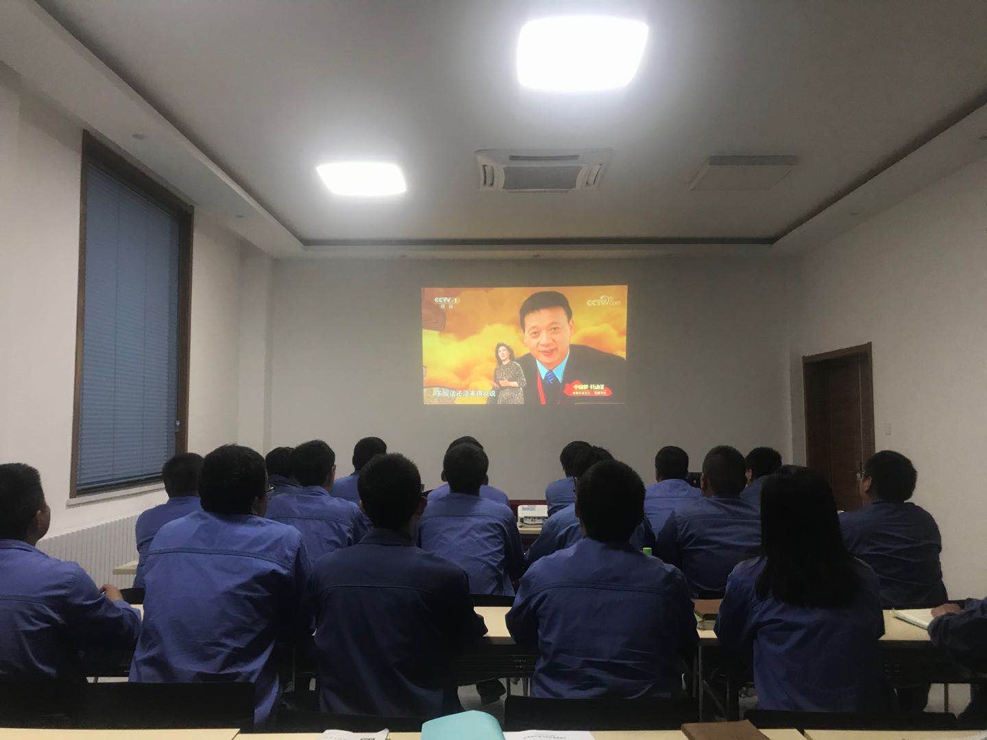 國源公司組織職工收看“五一”勞動節(jié)特別節(jié)目1.jpg
