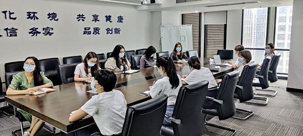 1629423161518424A26a.jpg 大秦公司組織開展新聞攝影技巧與稿件編寫規(guī)范座談會_副本.jpg