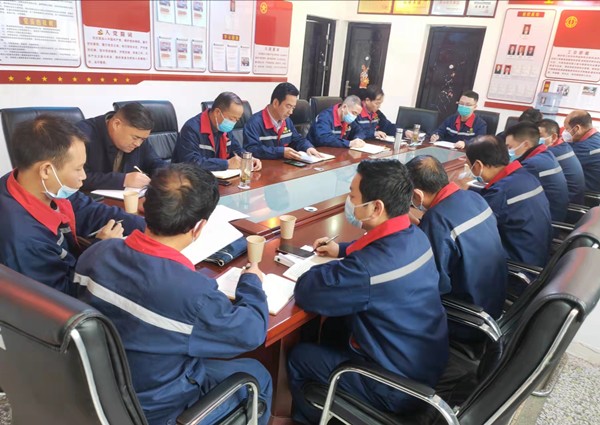 16486923175868673EXu.jpg 鼎豐礦業(yè)一季度黨員大會_副本.jpg