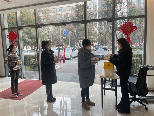 公司為員工發放藥品.png